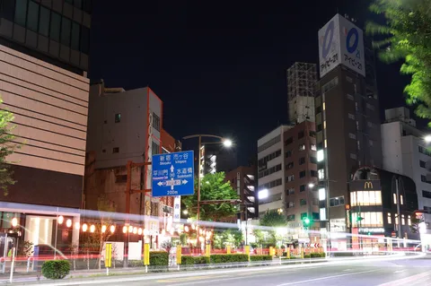 夜の都心に光のリズム