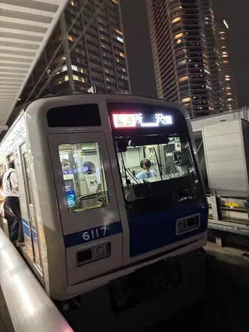 夜のホームを滑る光の列車