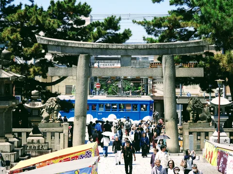 日常を彩る、青い電車の風景