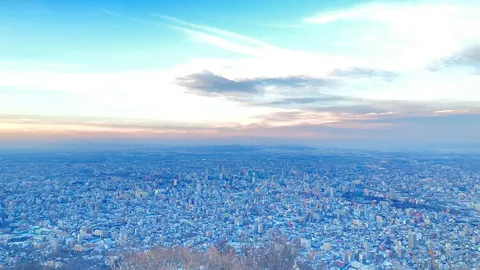雪景色に広がる街の灯り