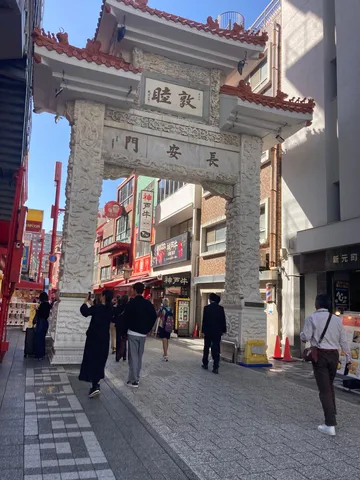 青空に映える長安門