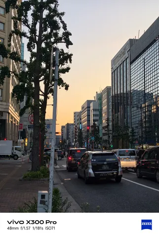 夕焼けに包まれる街路