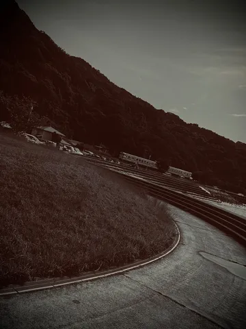 山裾を巡るモノクロームの道