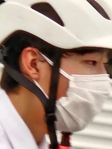 ヘルメット越しの横顔