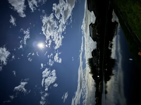 水面に映る幻想的な月夜