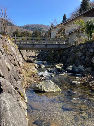 静寂を映す清流の橋