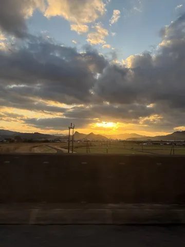 夕暮れの雲間に光る景色