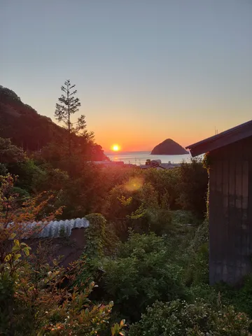 夕日きらめく、海辺の静けさ