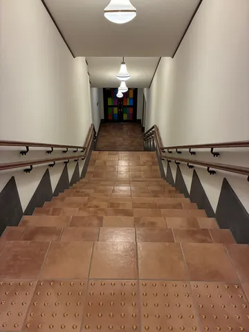 どこまでも続く階段の先には