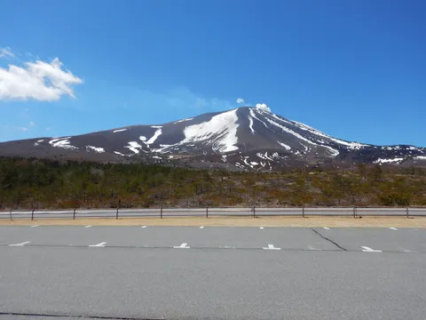 空と雪化粧の富士山