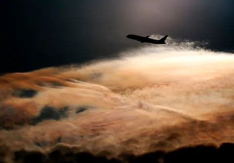 雲海にぽつり、迷い飛行機？