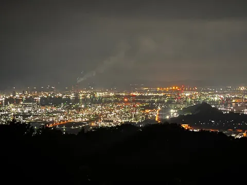 夜景に滲む、工場の灯火