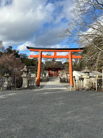 神聖なる入り口を飾る朱