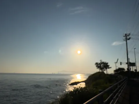 静寂と光の海岸線