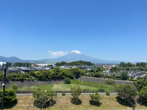 青空と雪の富士望む風景