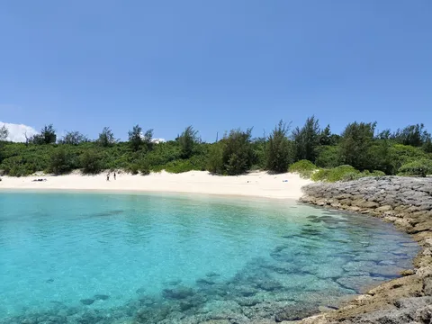 青き水面と白砂のコントラスト