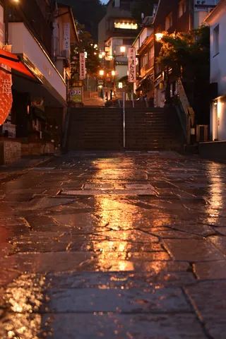 夜の石畳に映る灯りの記憶