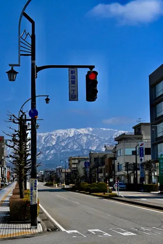 雪山と交差点を望む