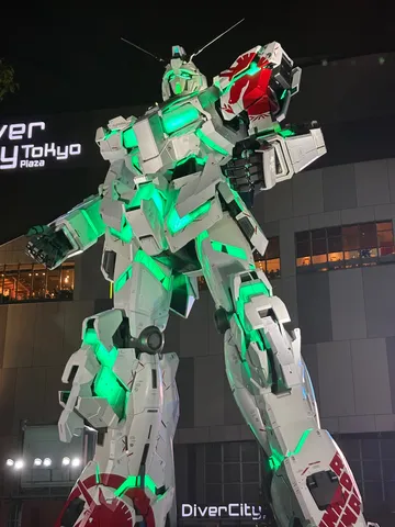 緑光に立つ白い巨体