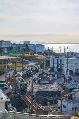 電車の走る港町の日常