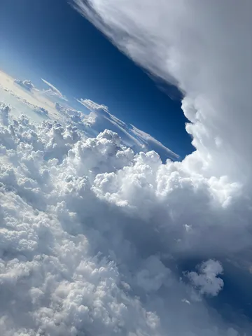 空のキャンバス、光と雲の共演