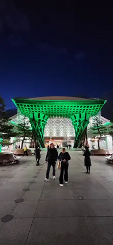 夜を照らす緑の架け橋