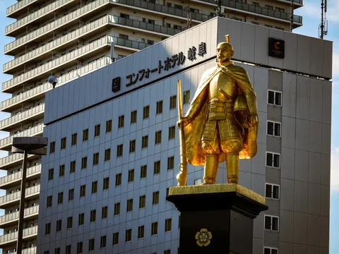 街角に立つ金色の守り人