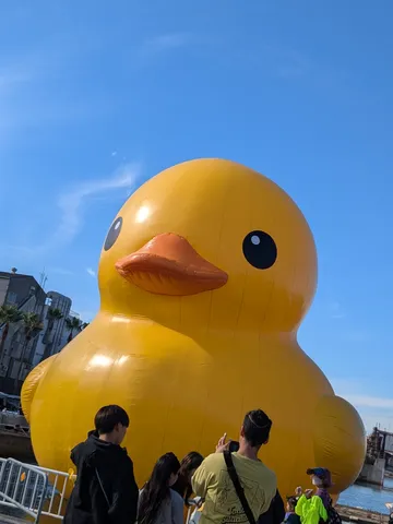 巨大アヒルと空の青