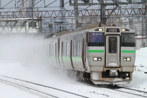 銀世界を駆ける緑ライン列車