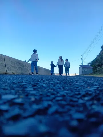 空と道、家族の散歩道