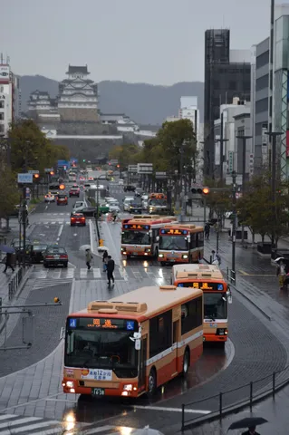 古城を背景に、雨降る街角