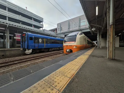 駅に並ぶ二つの顔