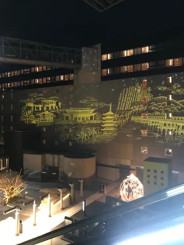 夜空に浮かぶ、光のアート