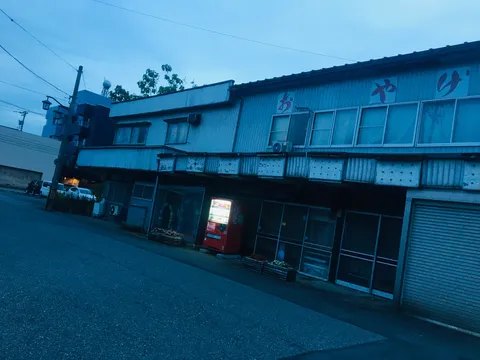 静寂の夜、街角の灯り