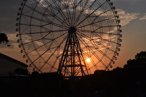 観覧車、夕焼けを独り占め？