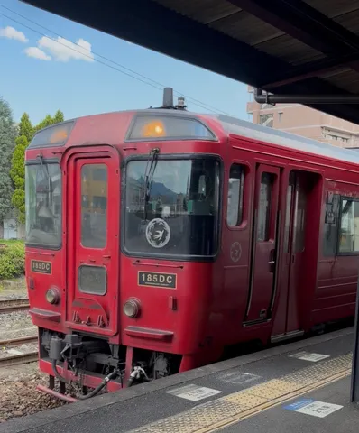 昭和レトロな赤電、駅にて