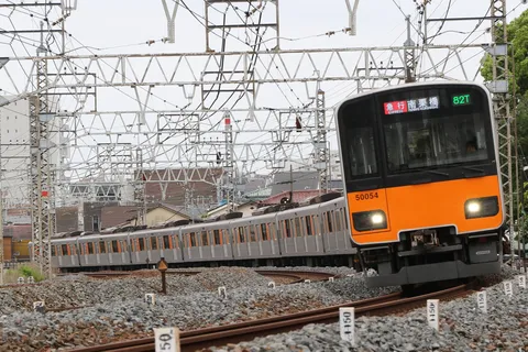 都会を駆け抜けるオレンジの疾走感