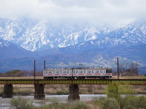 壮大な山並みと鉄道のコントラスト