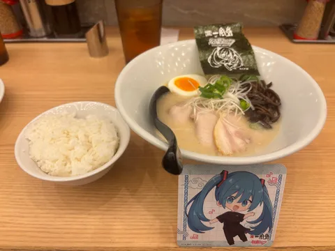 豚骨スープと彩りの一杯