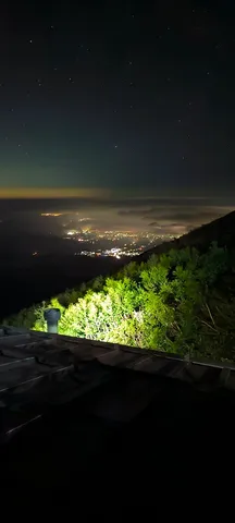 星降る夜、街の灯りと山の緑