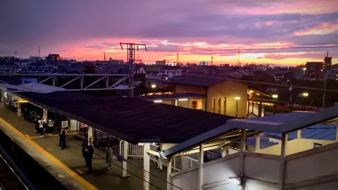 紫とオレンジの絵画、駅の夕暮れ