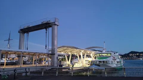 夕暮れの港、船出の予感