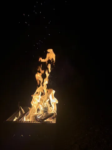 闇夜に揺らめく炎の舞