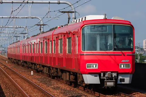 赤がまぶしい！普通列車
