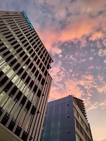 夕焼け空とビル群のコントラスト
