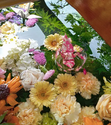 水辺の花と折り紙の宴