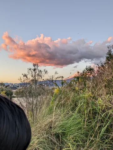 夕焼けに染まる雲と山のコントラスト