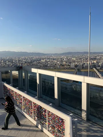 誓いの鍵、見下ろす街