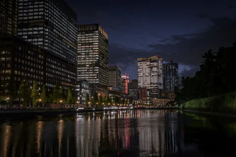灯りを映す夜の水面
