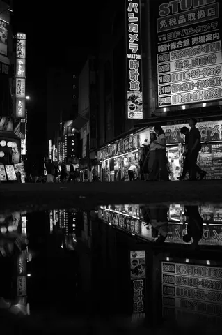 雨上がりのネオン街、反転する世界